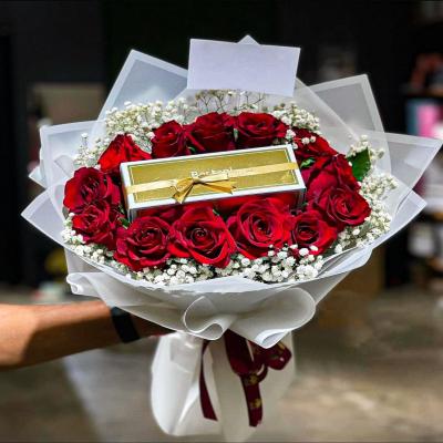  باقة ريد إليجانس مع شوكولاتة بستاني 🌹🍫