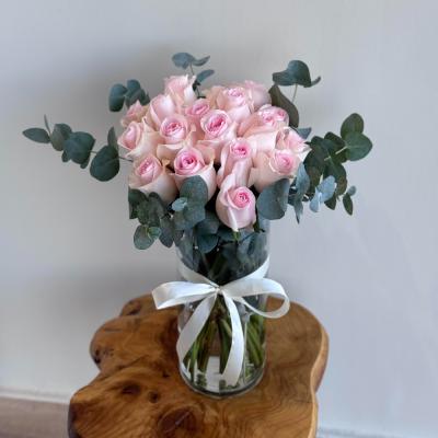 عناق فازة ورد وردي 🌸🤍