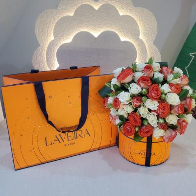 لمسة لافيرا مع الورد الملوّن 🌸🍫