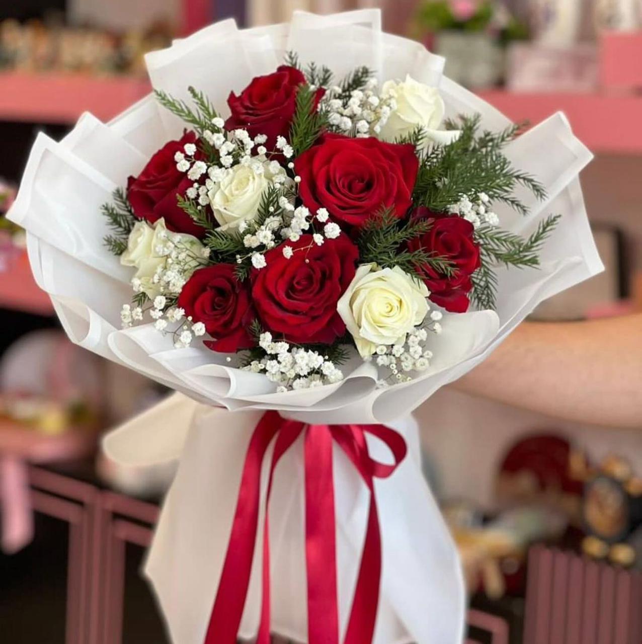 باقة الوُد – 10 وردات ❤️🤍